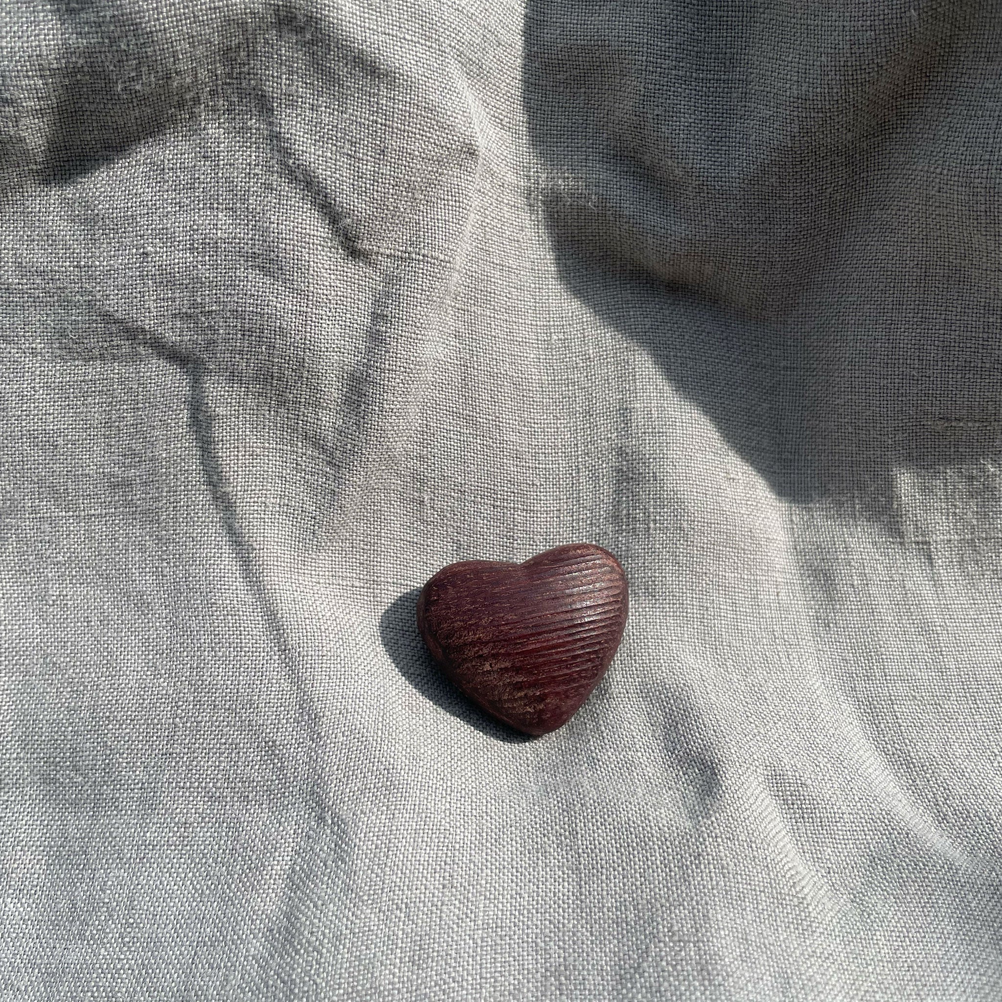 CORAZÓN DE MANO DE MADERA EN CAJA  GRABADA CH