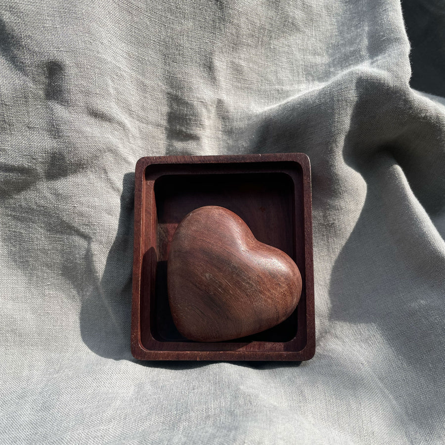 CORAZÓN DE MANO DE MADERA  EN CAJA GRABADA