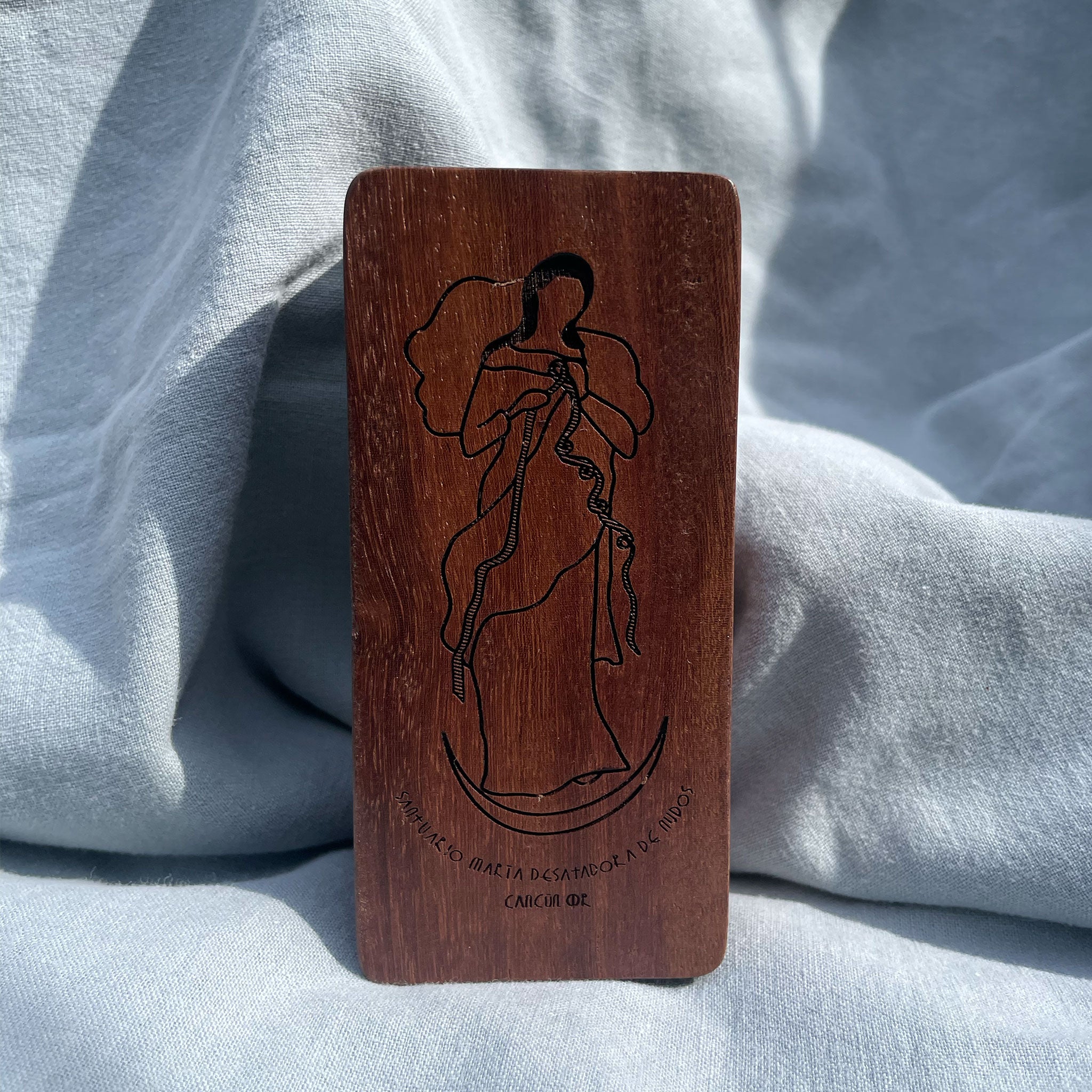 VIRGEN DESATADORA DE MANO DE MADERA EN CAJA GRABADA