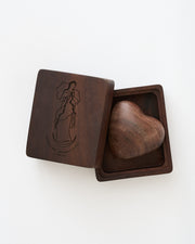 CORAZÓN DE MANO DE MADERA  EN CAJA GRABADA
