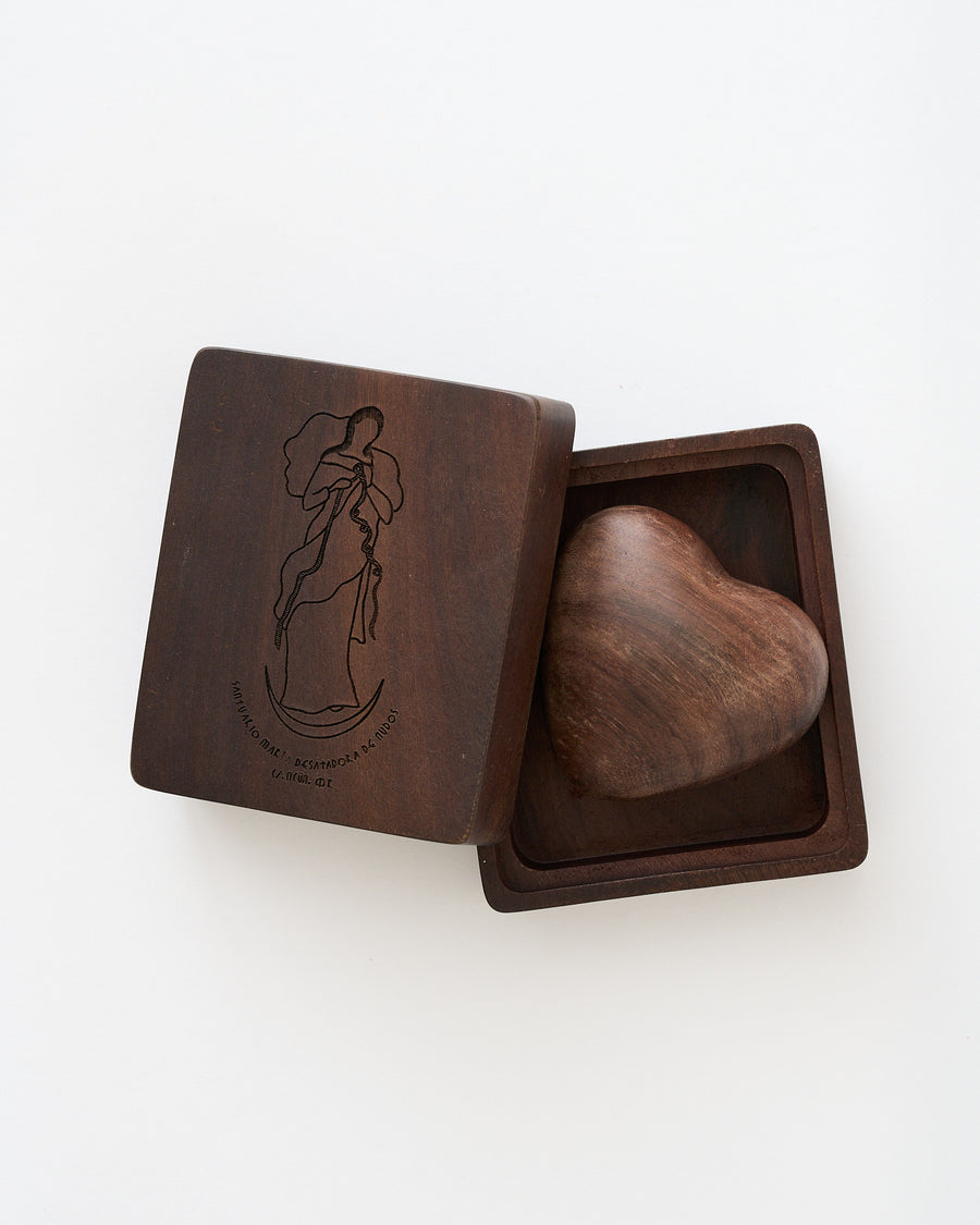 CORAZÓN DE MANO DE MADERA  EN CAJA GRABADA