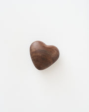 CORAZÓN DE MANO DE MADERA  EN CAJA GRABADA