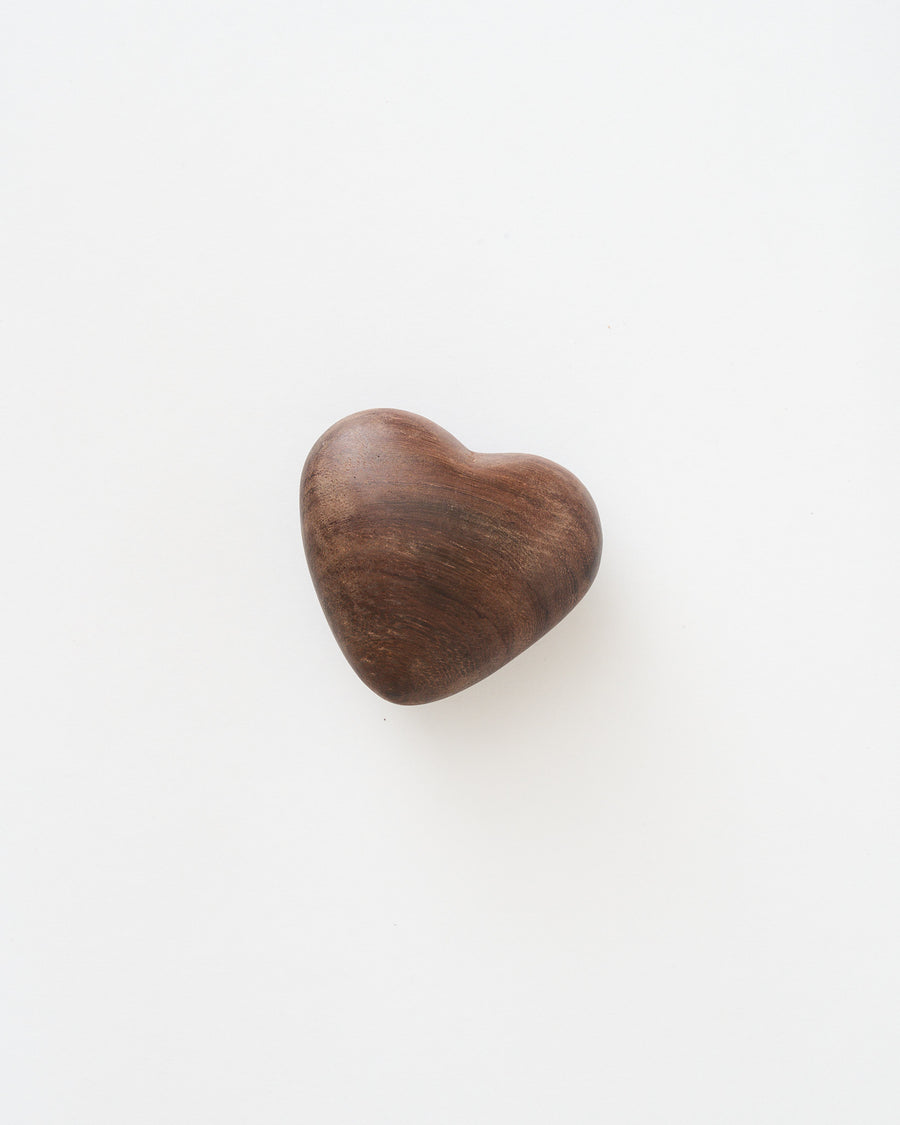 CORAZÓN DE MANO DE MADERA  EN CAJA GRABADA