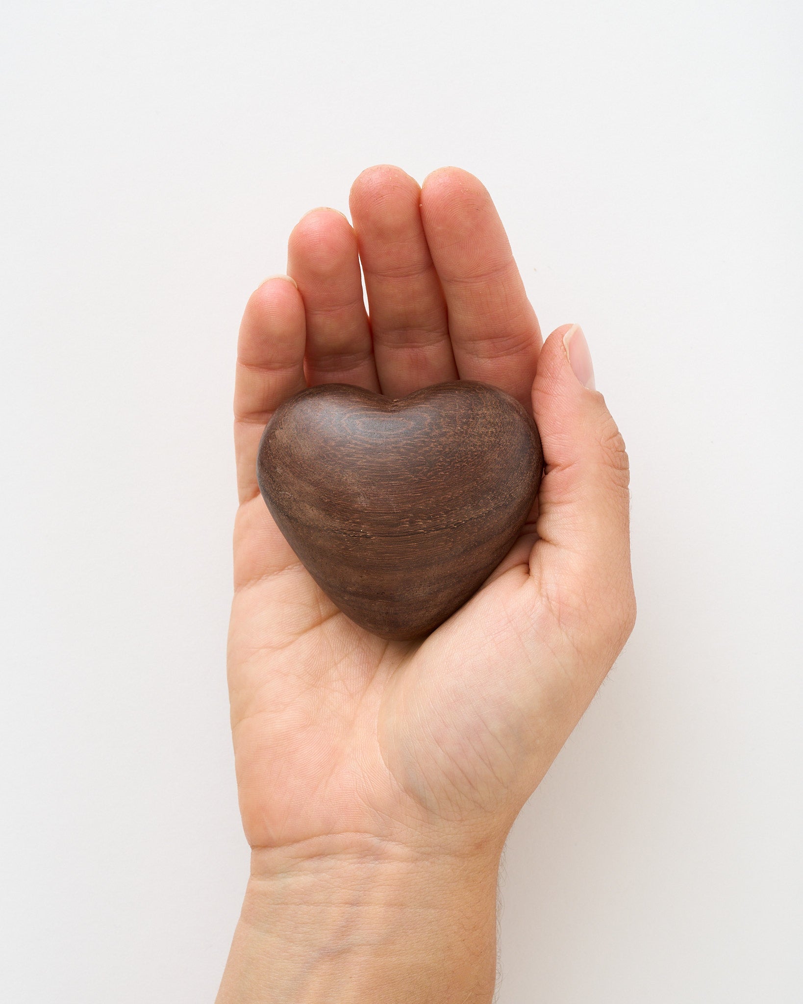 CORAZÓN DE MANO DE MADERA  EN CAJA GRABADA