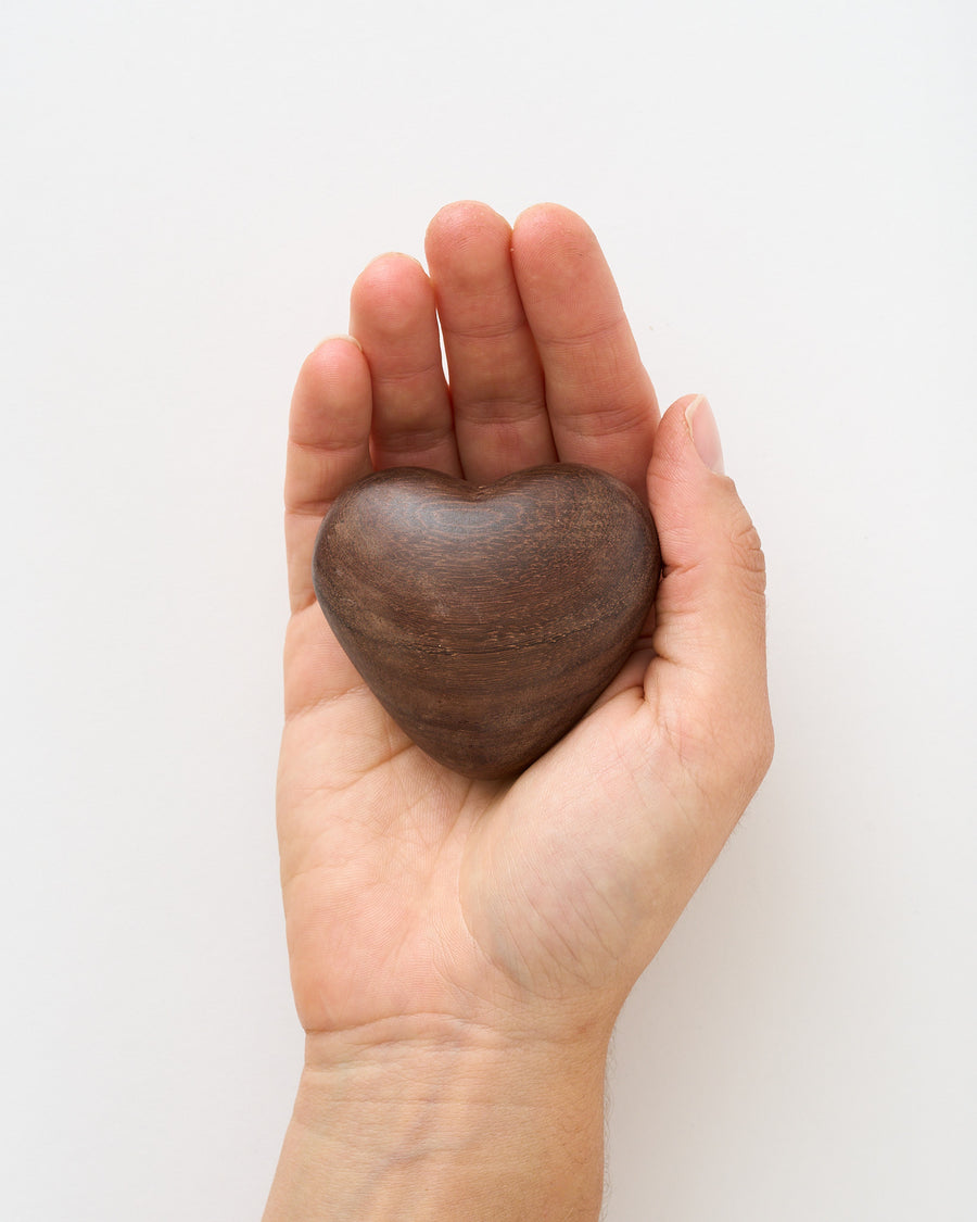 CORAZÓN DE MANO DE MADERA  EN CAJA GRABADA