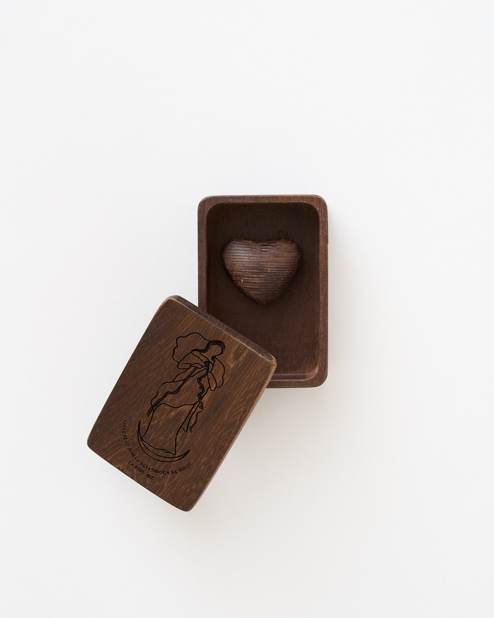 CORAZÓN DE MANO DE MADERA EN CAJA  GRABADA CH
