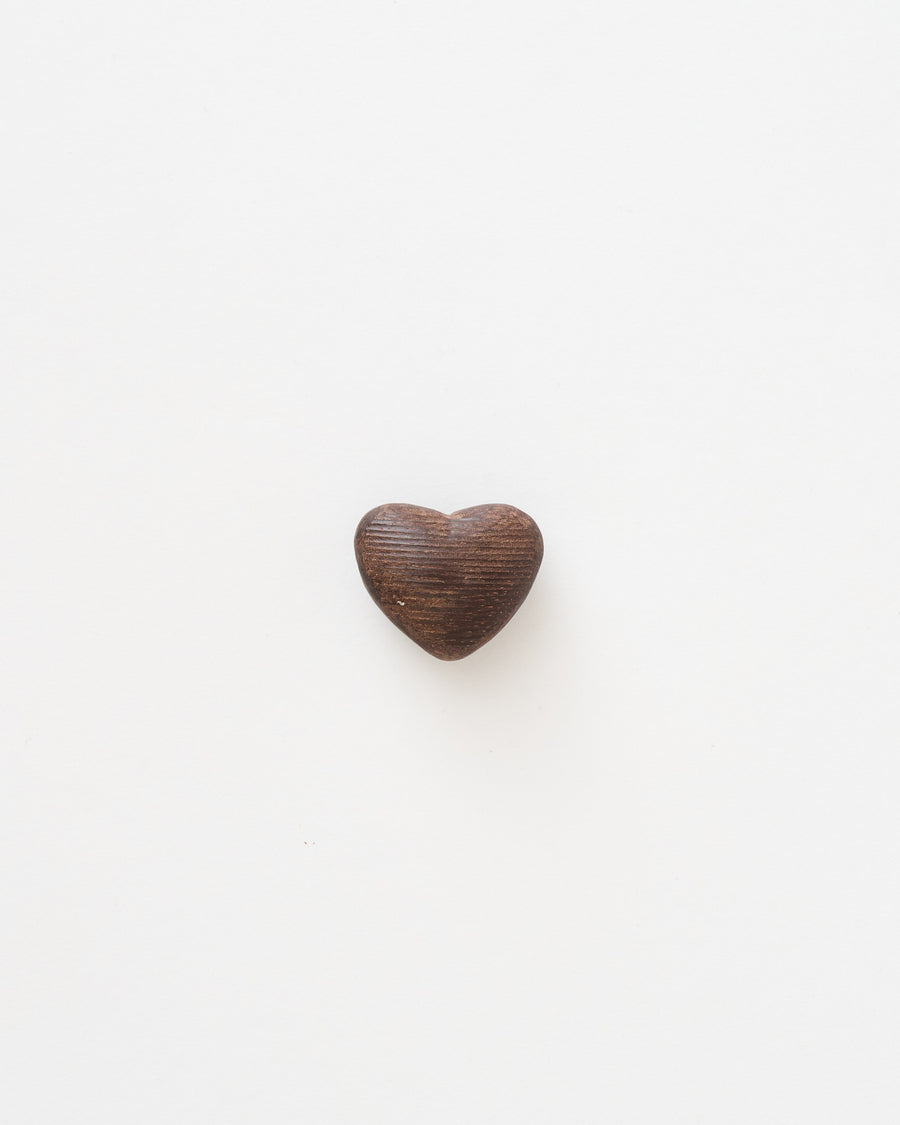CORAZÓN DE MANO DE MADERA EN CAJA  GRABADA CH