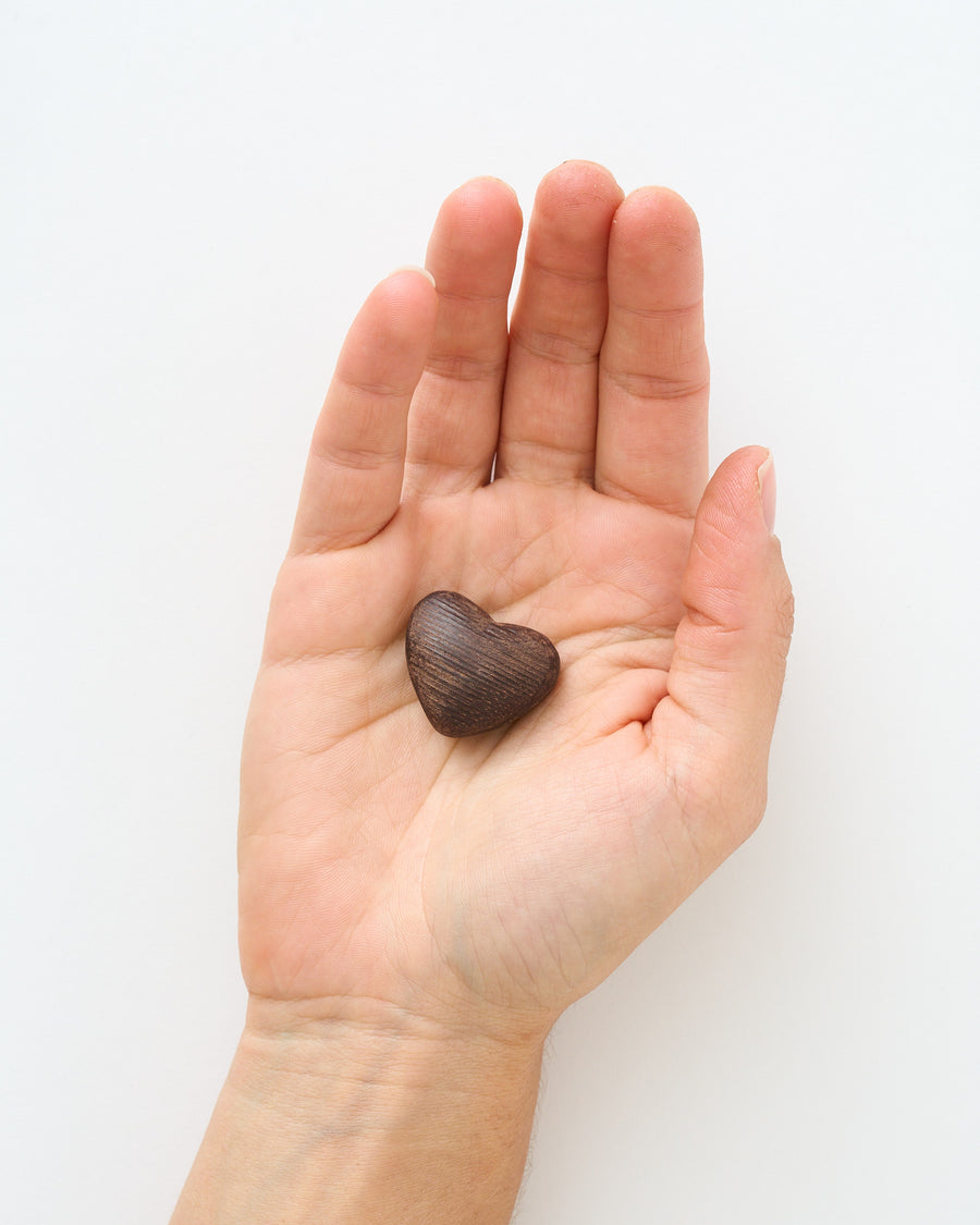 CORAZÓN DE MANO DE MADERA EN CAJA  GRABADA CH