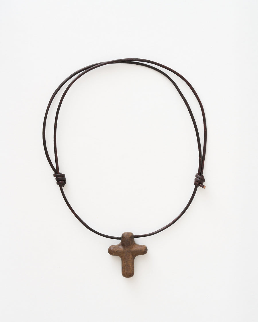 COLLAR CRUZ EN MADERA Y CUERO