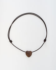 COLLAR CORAZÓN EN MADERA Y CUERO