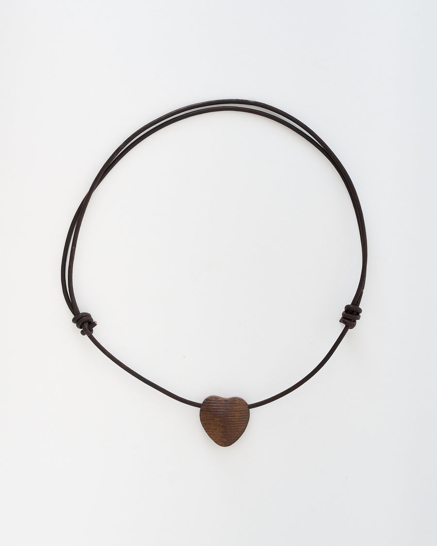 COLLAR CORAZÓN EN MADERA Y CUERO