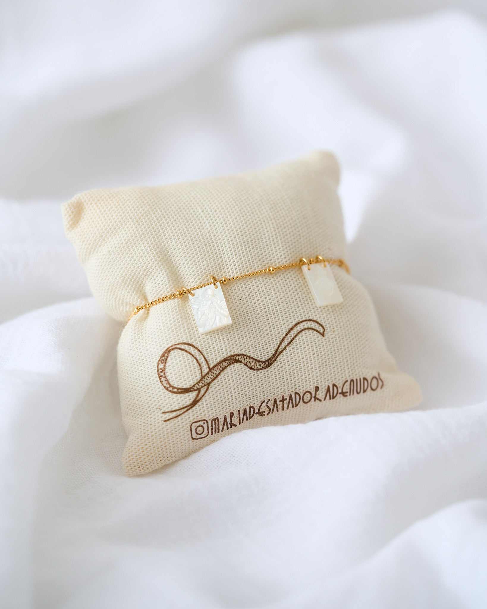 PULSERA ESCAPULARIO MADRE PERLA DESATANUDOS + SAGRADO CORAZÓN