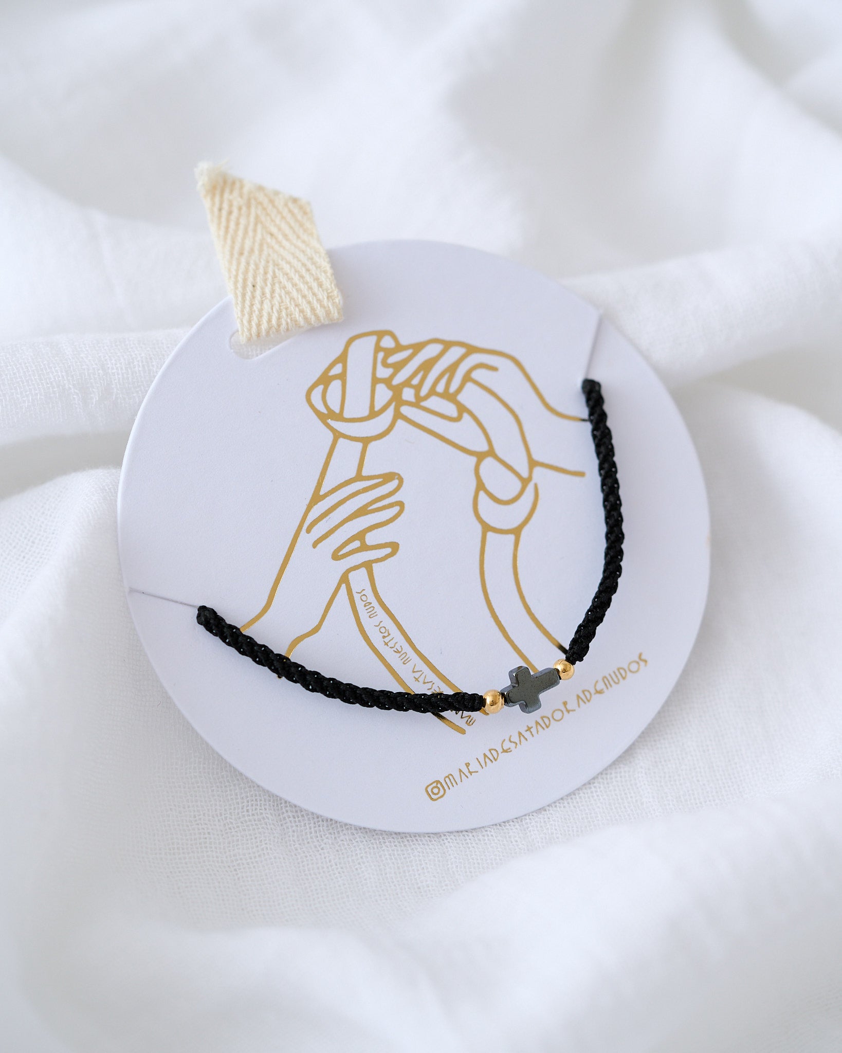 PULSERA CRUZ HEMATITA CON HILO DOBLE