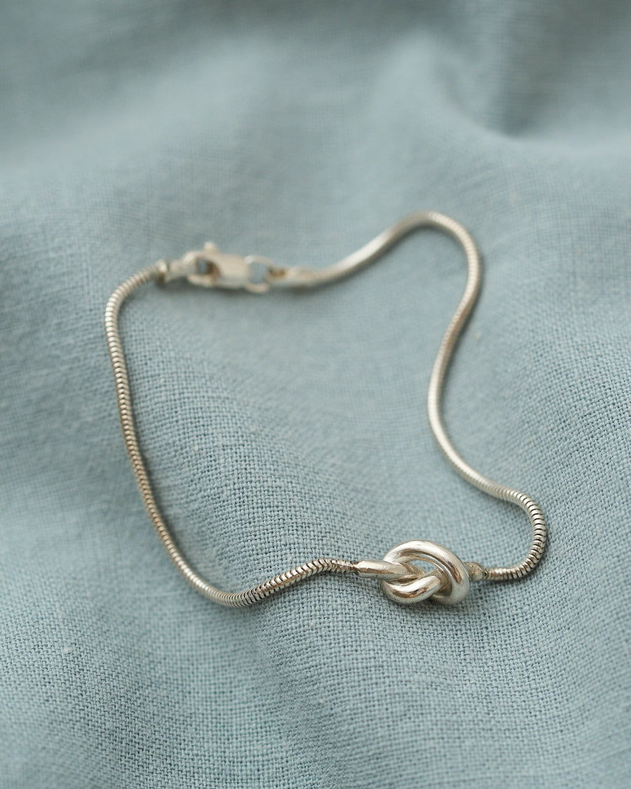 PULSERA NUDO EN CADENA PLATA .925