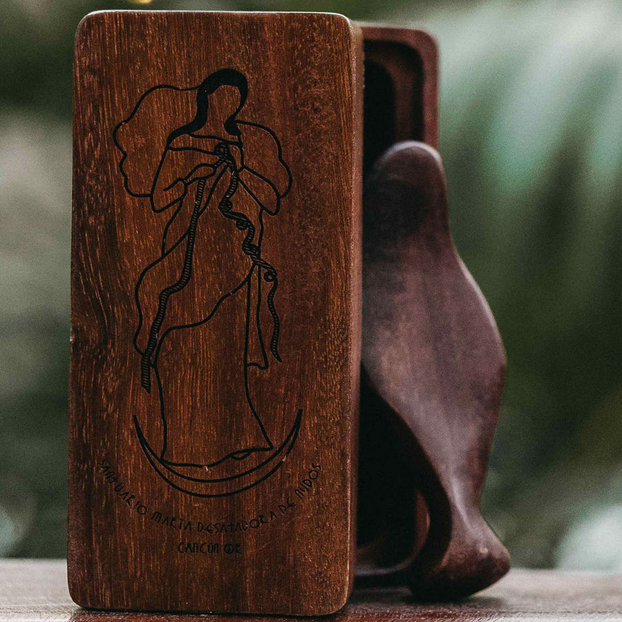 VIRGEN DESATADORA DE MANO DE MADERA EN CAJA GRABADA